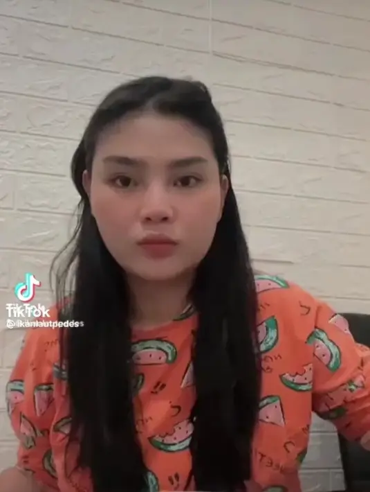Ia kerap mengenakan hoodie yang ditutupkan ke kepala sebagai pengganti hijab. Potret terbarunya ini sukses mencuri perhatian. (Liputan6.com/TikTok/@ikanlautpedes).
