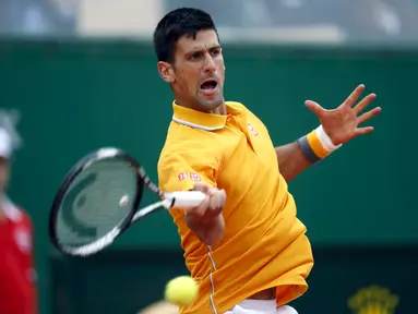 Novak Djokovic melepaskan smash keras di final Monte Carlo Masters (REUTERS/Jean-Paul Pelissier)