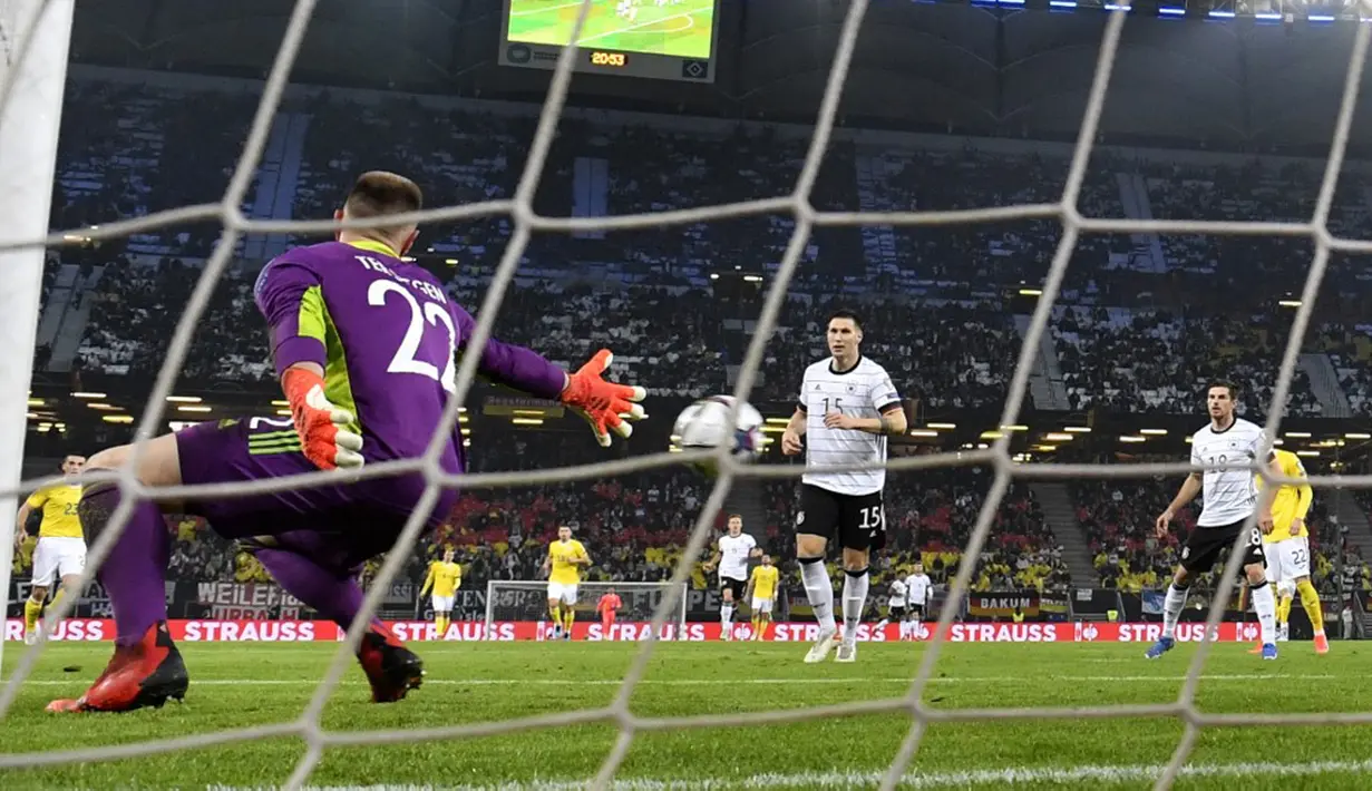 Pemain Jerman Niklas Suele (kedua kiri) dan Jonas Hofmann (kanan) melihat saat pemain Rumania Ianis Hagi (tak terlhiat) mencetak gol melewati kiper MarcAndre ter Stegen (kiri) pada pertandingan Grup J kualifikasi Piala Dunia Qatar 2022 di Hamburg, Jerman, 8 Oktober 2021. (John MACDOUGALL/AFP)
