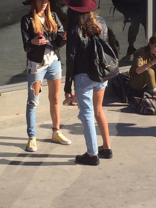 7 Potret Gaya Fashion Orang Saat di Tempat Umum Ini Bikin Heran