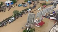 Lalu Lintas di Depan Mal Pakuwon Bekasi Tergenang Banjir, Kendaraan Sulit Bergerak
