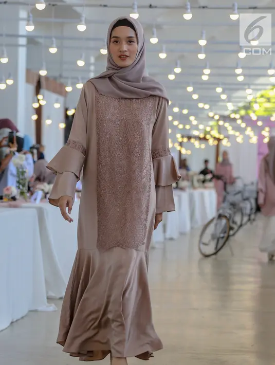 Model membawakan busana karya desainer Intan Kusuma dan Atina Maulia di Akuatik GBK Senayan, Jakarta, Kamis (2/5/2019). Sebanyak 30 koleksi busana hijab dengan nama Vanilla Raya diperagakan menyambut bulan suci Ramadan. (Liputan6.com/Fery Pradolo)