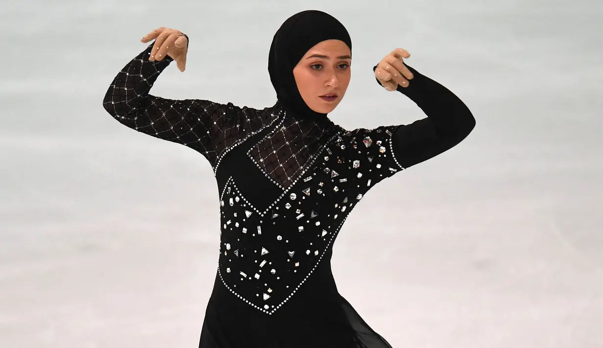Zahra Lari adalah atlet figure skater yang berasal dari Uni Emirat Arab. Olahraga figure skater tak jarang menuntut para atlet untuk tampil menarik dengan pakaian yang dikenakan. Tak hanya kemampuan, penampilan juga menjadi daya lebih. (Foto: AFP/Christof Stache)