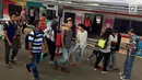 Sejumlah penumpang usai menaiki KRL Commuter Line di Jakarta, Sabtu (27/1). PT Kereta Commuter Indonesia, operator KRL Commuter Line menargetkan mengangkut 320,03 juta penumpang atau naik 9,5 persen. (Liputan6.com/Immanuel Antonius)