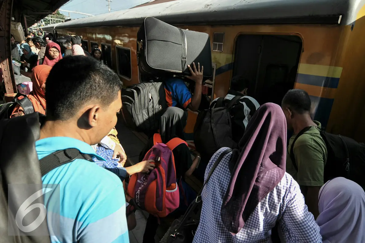 20160630-Stasiun-Pasar-Senen-Jakarta-YR