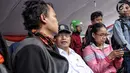 Menhub Budi Karya Sumadi berbincang dengan peserta mudik gratis sepeda motor saat menyambut  kedatangan mereka di Pelabuhan Tanjung Priok, Rabu (20/6). Ada 699 sepeda motor dan 1.650 penumpang kembali ke Jakarta dari Semarang. (Liputan6.com/Faizal Fanani)