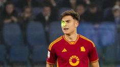 Pemain AS Roma, Paulo Dybala, terkena sinar laser saat melawan Lazio pada laga perempat final Coppa Italia 2023/2024 di Stadio Olimpico, Kamis (11/1/2024). AS Roma takluk 0-1. (AP Photo/Gregorio Borgia)