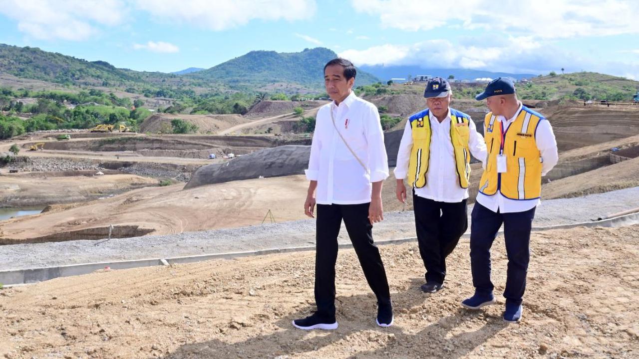 Presiden Joko Widodo (Jokowi) meninjau progres pembangunan Bendungan Mbay di Kabupaten Nagekeo, Provinsi Nusa Tenggara Timur (NTT).&nbsp;