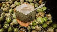 Air kelapa langsung dari buah kelapa asli. (unsplash.com/@meimeiismail)