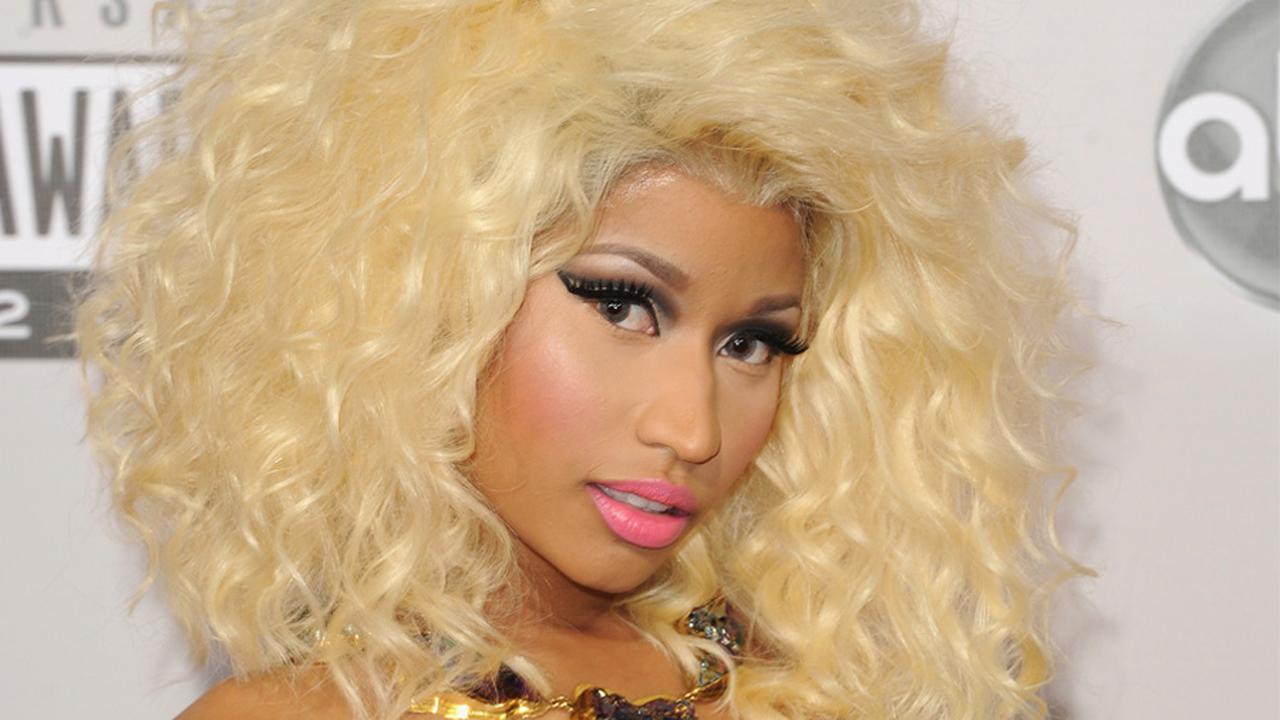 Penari Latar Wanita Nicki Minaj Digigit Ular