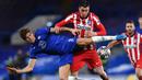 Bek Chelsea, Marcos Alonso (kiri) berebut bola dengan bek Atletico Madrid, Jose Gimenez dalam laga leg kedua babak 16 besar Liga Champions 2020/2021 di Stamford Bridges, London, Rabu (17/3/2021). Chelsea menang 2-0 atas Atletico Madrid. (AFP/Ben Stansall)