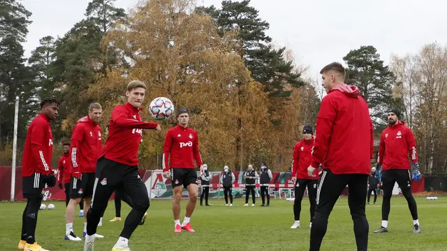 Lihat Latihan Lokomotiv Moskow Jelang Hadapi Bayern Munchen