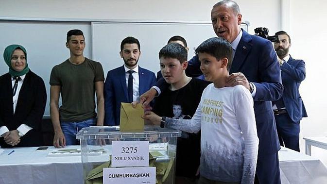 Presiden Turki Recep Tayyip Erdogan di lokasi pemilihan umum di Istanbul 24 Juni 2018 (AP Photo/Lefteris Pitarakis)