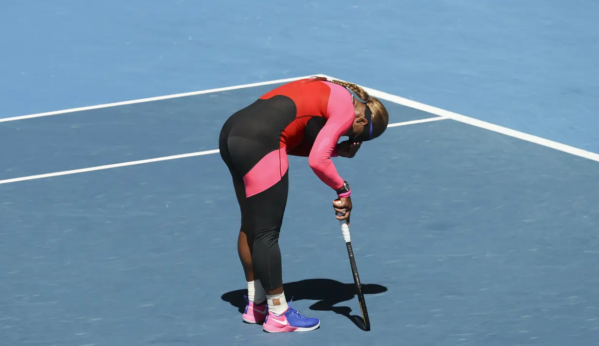 Reaksi petenis AS, Serena Williams usai kalah dari Naomi Osaka dari Jepang pada semifinal kejuaraan tenis Australia Terbuka di Melbourne, Australia, Kamis (18/2/2021). Naomi akan bertemu pemenang Jennifer Brady dan Karolina Muchova dalam perebutan gelar Australia Open 2021. (AP Photo/Hamish Blair)