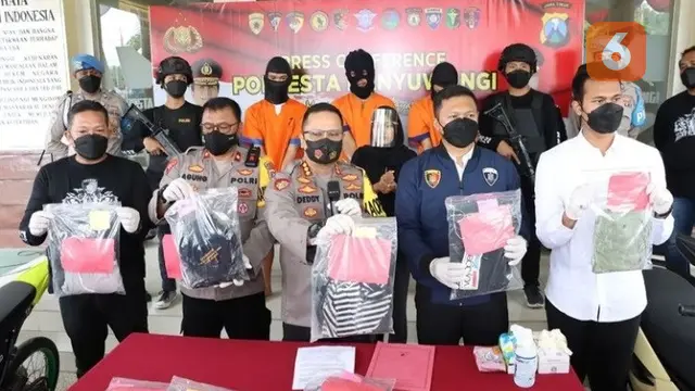 Kapolresta Banyuwangi Kombes Pol Deddy Foury Millewa (Tengah) menunjukan barang bukti yang digunakan untuk pengeroyokan 3 pemuda di Banyuwangi oleh tersangka (Hermawan Arifianto/Liputan6.com)