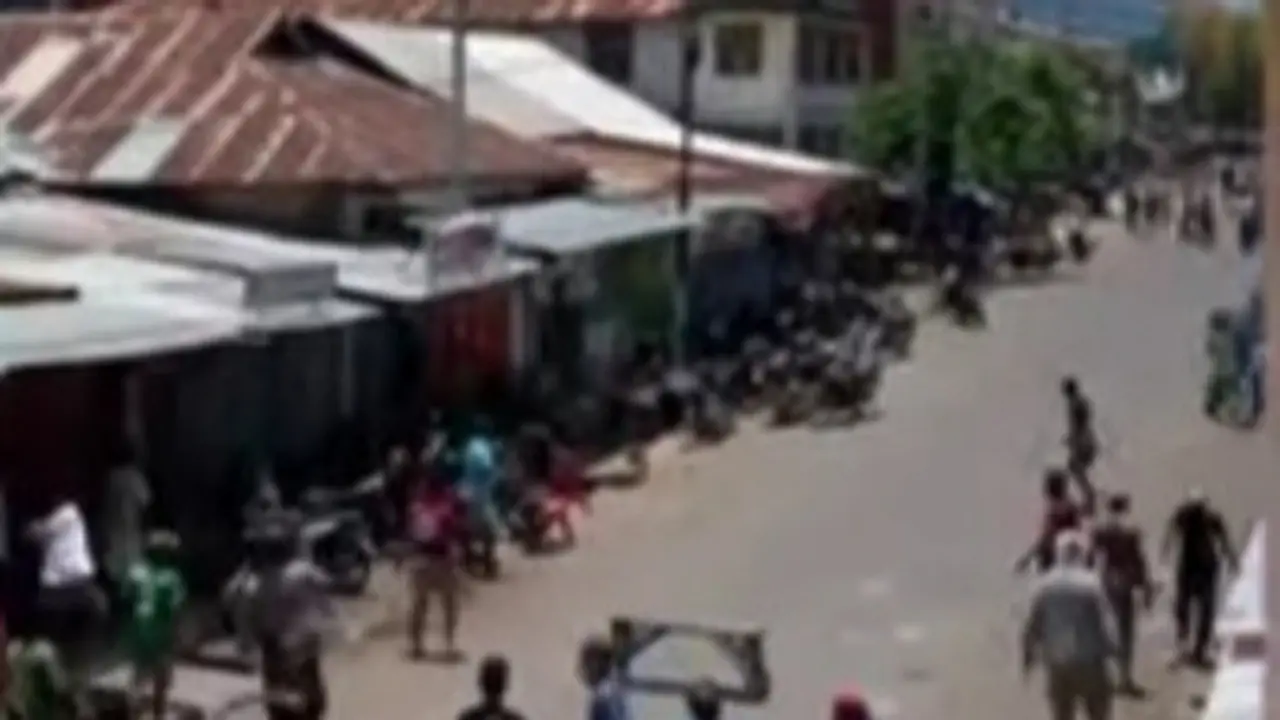 Bentrok antar warga Saosina dan Wotan, Kelurahan Waiwerang, Adonara Timur, Kabupaten Flores Timur, NTT. (Foto Istimewah)