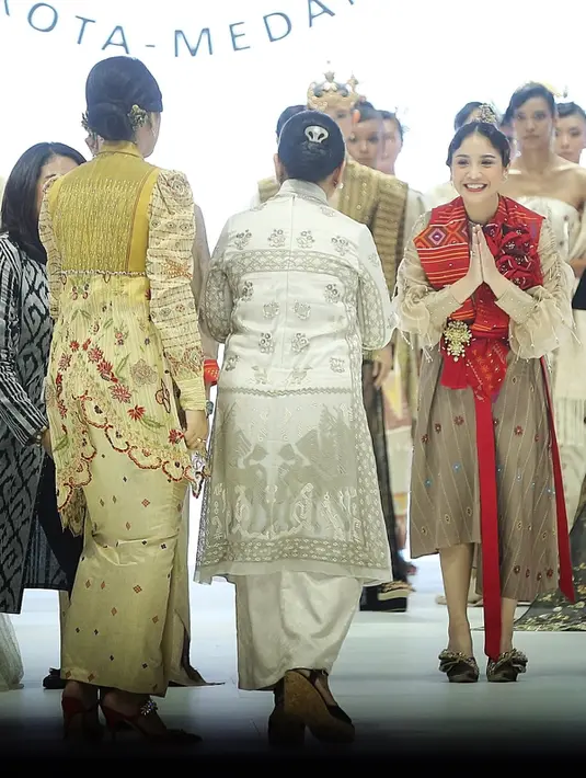 Sementara untuk alas kaki, Istri Wali Kota Medan, Bobby Nasution itu memilih heels merah bertatahkan permata yang mencolok. [Fimela/Bambang E. Ros]