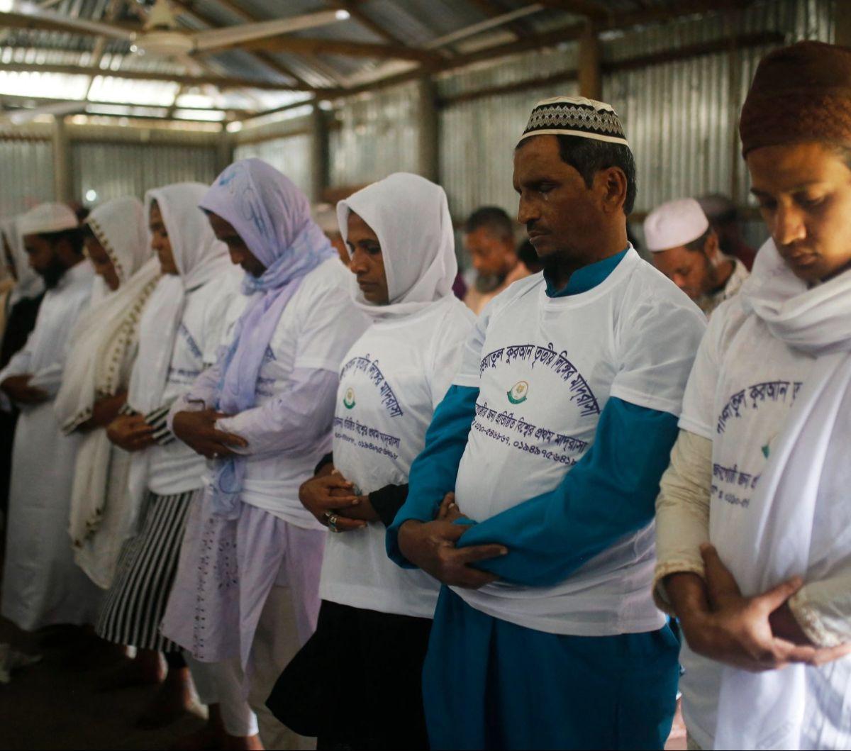 Sekelompok komunitas transgender melaksanakan salat di Masjid&nbsp;Dakshin Char Kalibari,&nbsp;Mymensingh, Bangladesh, pada 22 Maret 2024. Terusir dari kegiatan ibadah di banyak masjid, komunitas transgender yang mulai berhijrah disambut sebuah masjid bar