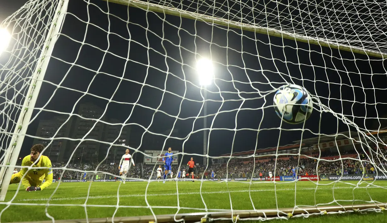 Kiper Timnas Bosnia Herzegovina, Ibrahim Sehic kebobolan gol kelima saat menghadapi Portugal melalui tendangan Joao Felix pada laga lanjutan Grup J Kualifikasi Euro 2024 di Stadion Bellino Polje, Selasa (17/10/2023) dini hari WIB. (AP Photo/Armin Durgut)