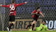 Gelandang AC Milan, Sandro Tonali (tengah) merayakan setelah mencetak gol kedua timnya ke gawang Lazio pada pertandingan lanjutan Liga Serie A Italia di Stadion Olimpiade Roma, Italia, Senin (25/4/2022). AC Milan menang tipis atas Lazio 2-1. (AP Photo/Andrew Medichini)