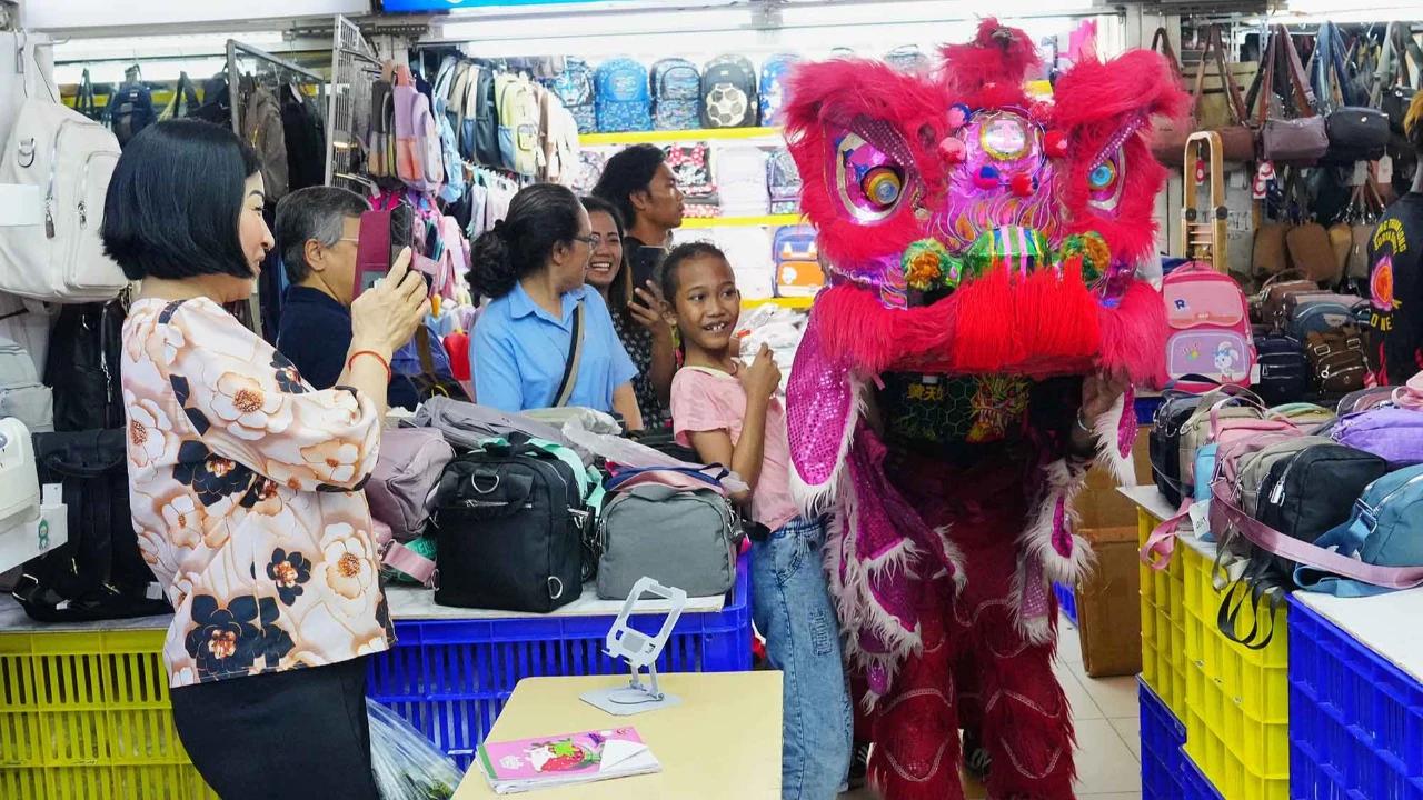 FOTO: Semarak Barongsai Jelang  Perayaan Imlek di Pusat Perbelanjaan Senen