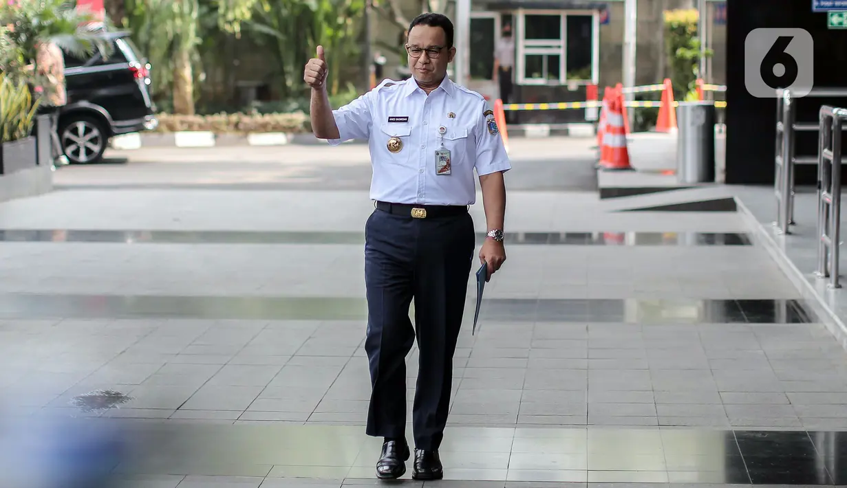 Gubernur DKI Jakarta Anies Baswedan melambaikan tangan saat tiba di Gedung KPK, Jakarta, Rabu (7/9/2022). Anies Baswedan dipanggil untuk menjalani pemeriksaan terkait laporan dugaan korupsi pada penyelenggaraan Formula E Jakarta. (Liputan6.com/Faizal Fanani)
