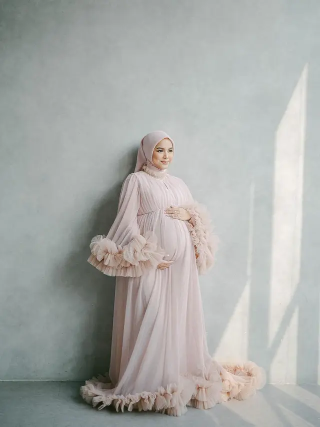 6 Potret Maternity Shoot Istri Megantara, Menawan dengan Baby Bump Besar