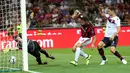 Kiper Cagliari, Rafael gagal menghalau bola tendangan penyerang AC Milan, Patrick Cutrone pada lanjutan liga Serie A Italia di stadion San Siro di Milan, (27/8). AC Milan menang atas Cagliari dengan skor 2-1. (AP Photo / Luca Bruno )