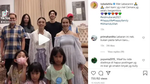 Iis Dahlia mengunggah video TikTok di Instagram sebagai bentuk ucapan selamat Lebaran (https://www.instagram.com/p/CO5nY42AVtu/)