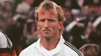 Andreas Brehme mencetak gol lewat tendangan penalti di babak final untuk membawa Timnas Jerman menjadi juara Piala Dunia 1990. (AFP Photo)