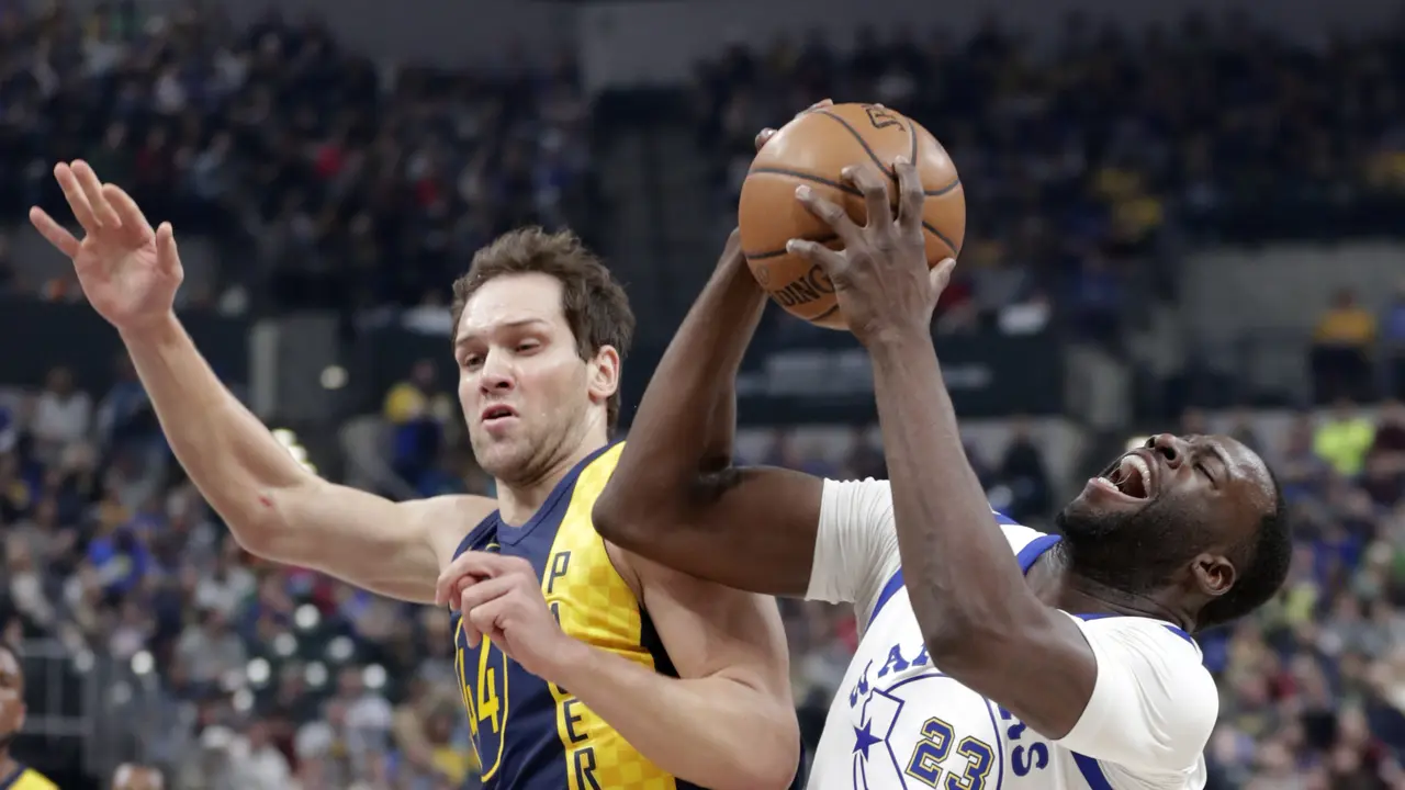 Bojan Bogdanovic (Kiri) berduel dengan Draymond Green