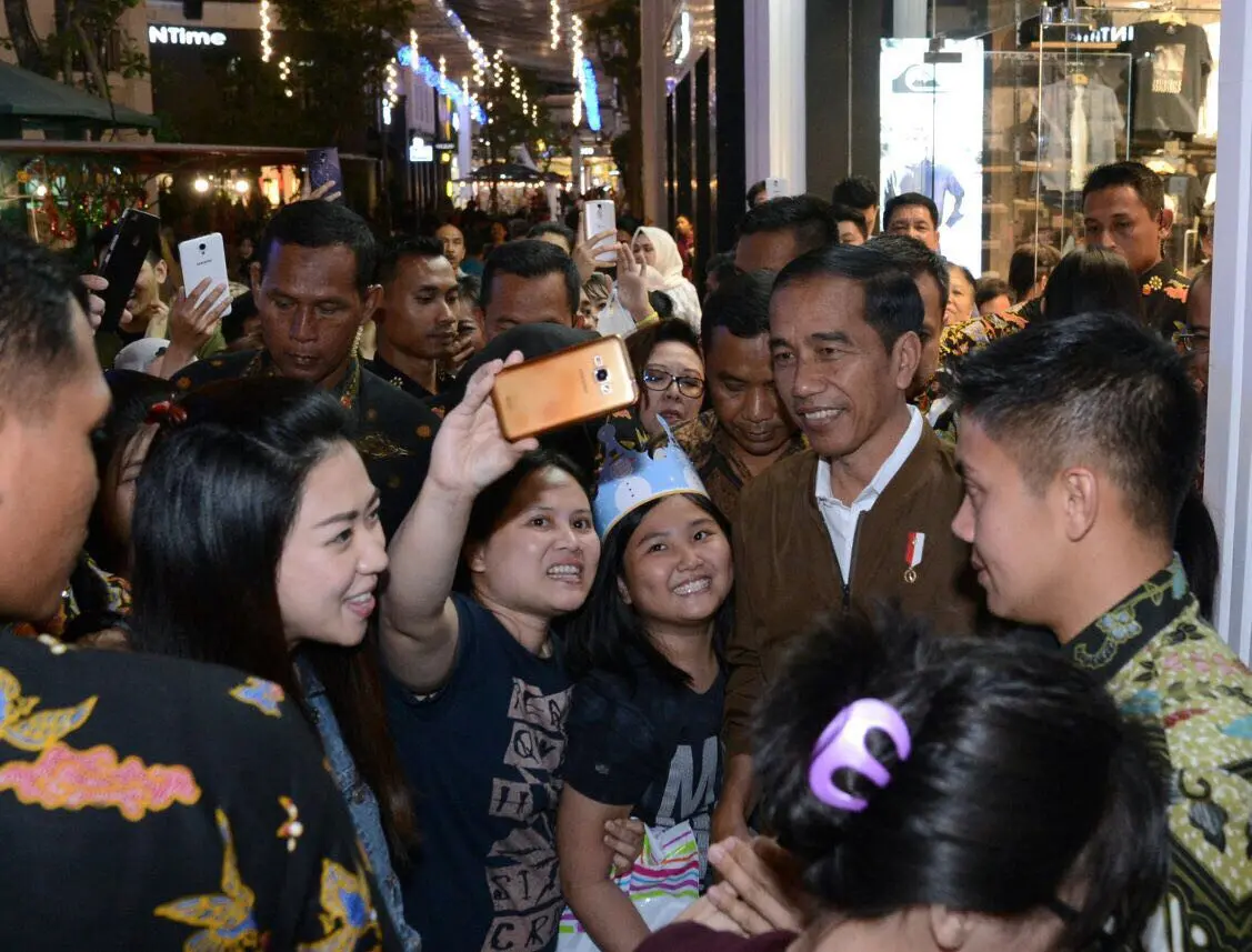 Tiba pukul 20.25 WIB, kehadiran Presiden Jokowi cukup mengejutkan para pengunjung pusat perbelanjaan Paris Van Java (PVJ) yang berada di kawasan Jl. Sukajadi Bandung (Setpress)