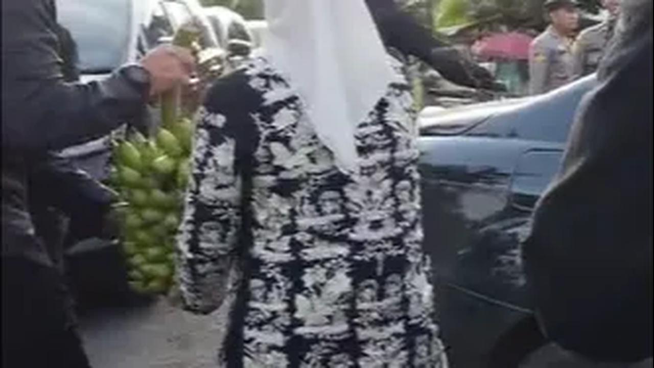 Iriana Jokowi Terima Pisang Warga