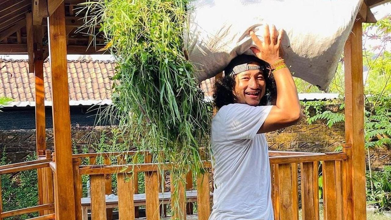 Setelah memutuskan untuk menetap di kampung halamannya, ada banyak pekerjaan yang dilakukan oleh Isa.