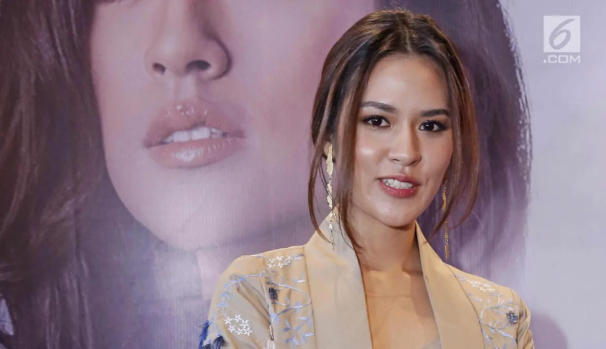 Penyanyi Raisa saat jumpa pers soundtrack film Ayat-Ayat Cinta 2 di kawasan Setiabudi, Jakarta, Senin (27/11). Raisa mengisi soundtrack film Ayat-Ayat Cinta 2 dengan lagu berjudul "Teduhnya Wanita ". (Liputan6.com/Herman Zakharia)