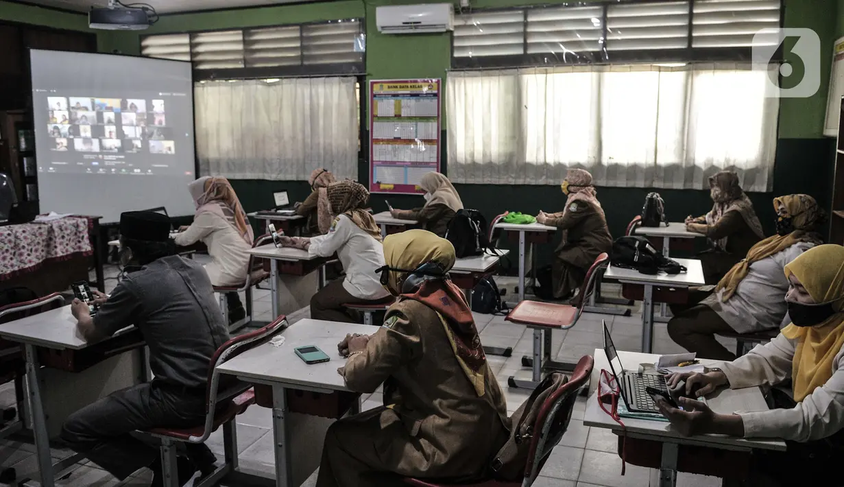 Suasana guru bergantian memberi sambutan saat MPLS Tahun Ajaran Baru 2020/2021 secara daring di SDN Pekayon Jaya 6, Bekasi, Jawa Barat, Senin (13/7/2020). Untuk sementara pihak sekolah melakukan MPLS kepada siswa secara daring selama 3 hari ke depan. (merdeka.com/Iqbal S. Nugroho)
