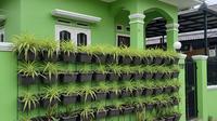 Desain Rumah Hijau dengan Pagar Tanaman Aman dari Ular (AI)