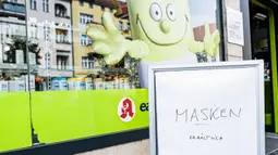 Papan bertuliskan "masker tersedia" terlihat di luar apotek di Berlin pada 29 April 2020. Berlin mewajibkan penggunaan masker di seluruh gerai usaha pada Rabu (29/4), sementara kewajiban mengenakan masker sudah diberlakukan di seluruh moda transportasi publik sejak Senin (27/4). (Xinhua/Binh Truong