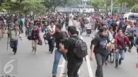 Para jurnalis lari berhamburan seusai mendengar isu bom yang akan kembali meledak pasca terjadinya ledakan yang terjadi di Pos polisi dekat pusat perbelanjaan Sarinah, Jalan Thamrin, Jakarta, Kamis (14/1). (Liputan6.com/Angga Yuniar)