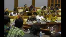 Menaker Hanif Dhakiri (kedua dari kanan), Kepala BNP2TKI Nusron Wahid (kanan) mengikuti rapat kerja dengan Komisi IX DPR RI di ruang rapat Komisi IX di DPR RI, Senayan, Jakarta, Kamis (22/1/2015). (Liputan6.com/Andrian M Tunay)
