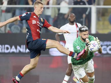 Kiper AC Milan, Olivier Giroud, menangkap bola saat melawan Genoa pada pekan ke-8 Serie A 2023/2024 di Stadion Luigi Ferraris, Minggu (8/10/2023). Penyerang AC Milan, Olivier Giroud, menjadi kiper dadakan saat Rossoneri bertandang ke Markas Genoa. (Tano Pecoraro/LaPresse via AP)