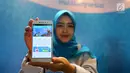 Model menunjukkan aplikasi Muslimnesia saat peluncuran di Jakarta, Jumat (3/5/2019). Muslimnesia hadir menjadi referensi andal kebutuhan belajar dan mendalami ilmu agama melalui fitur unggulan seperti radar halal, kajian dan cari masjid. (Liputan6.com/Fery Pradolo)
