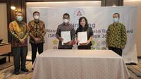 (ki-ka) Bendahara SMM PTN Barat 2022 Marwan, Sekretaris SMM PTN Barat Mitra Jamal IPU, Wakil Ketua II SMM PTN Barat Hamdani, Pemimpin Divisi Hubungan Kelembagaan 2 BNI Maya Irma Tobing, dan Sekretaris Pokja Supriyanto dalam Launching dan Penandatangan Perjanjian Kerjasama.