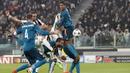Striker Juventus, Gonzalo Higuain, menendang bola saat pertandingan melawan Real Madrid pada laga Liga Champions di Stadion Allianz, Selasa (3/4/2018). Juventus takluk 0-3 dari Real Madrid. (AP/Antonio Calanni)