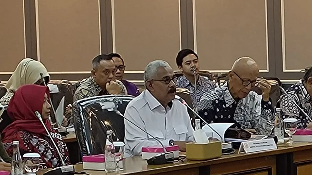 Kuasa Hukum keluarga almarhum Arya Daru Pangayunan, Nicholay Aprilindo, melaporkan berbagai teror yang dialami keluarga korban ke Komisi XII DPR