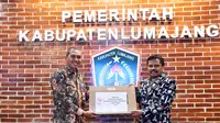 Sekda Lumajang Agus Triono (Kanan) menerima secara simbolis bantuan Alkes dan faskes untuk korban erupsi semeru dari Ikatan Apoteker Indonesia Provinsi Jawa Timur (Istimewa)