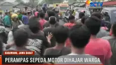 Warga yang emosi berusaha memukuli tersangka sekalipun sudah ditangani polisi.