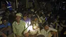 Pengungsi Rohingya beristirahat setelah perahu yang membawa mereka mendarat di Lhokseumawe, provinsi Aceh, Senin (7/9/2020). Hampir 300 Muslim Rohingya ditemukan di sebuah pantai di provinsi Aceh dan dievakuasi oleh militer, polisi dan Relawan. (AP Photo/Rahmat Mirza)