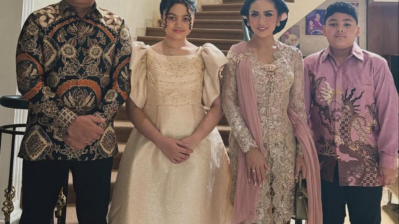 Potret Krisdayanti Tampil Elegan dalam Balutan Kebaya Tradisional