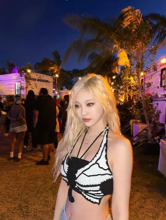 Ningning aespa tampil kece saat nonton konser Coachella 2022. Ia mengenakan black bandeau top sebagai inner, cropped sleeveless top sebagai outer, dan high waised jeans. (Instragram/aespa_official).